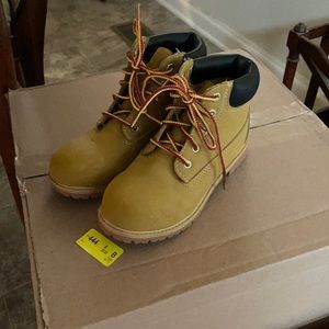 Boy’s Manmade Platform Boots, size 2 youth